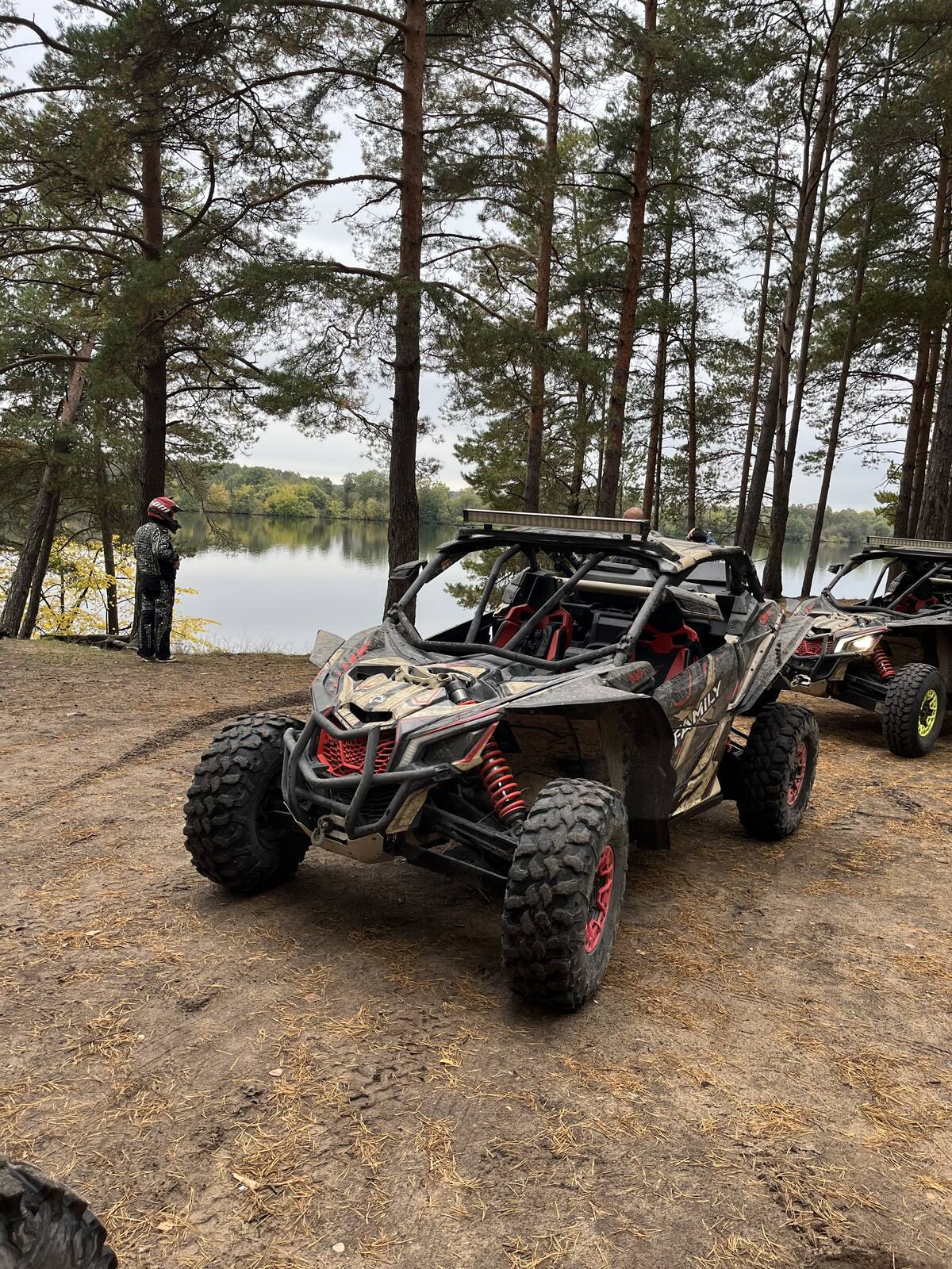 Багги XFAMILY на берегу водоёма в сосновом лесу
